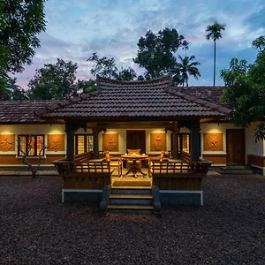 The Backwater Heritage- Comp Breakfast With River View & Lawn By Stayvista Villa